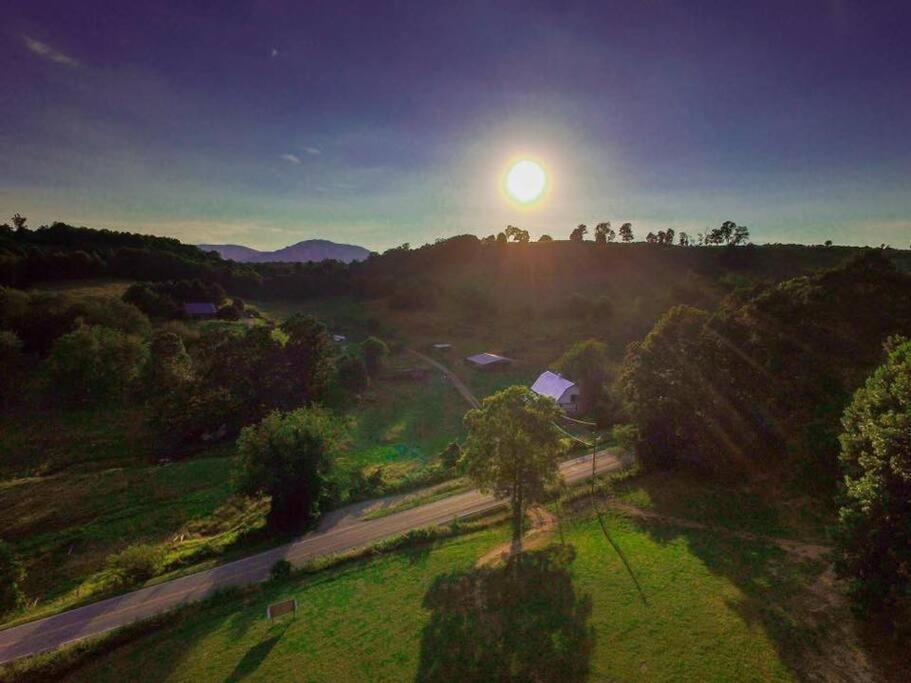 Foxtail Orchards - The Fox Den Villa Tazewell Buitenkant foto